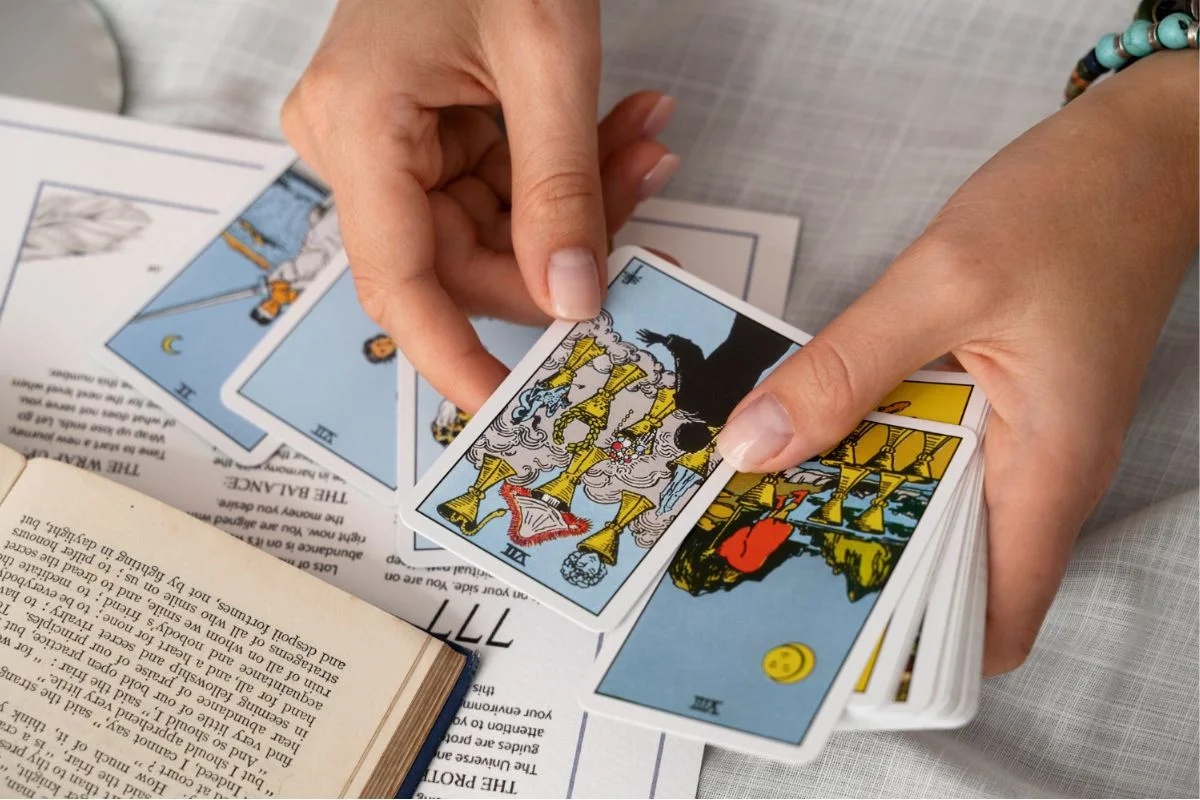 Read more about the article Memahami Apa Itu Tarot: Perspektif Noviana Kusumawardhani (Bude Novi) dalam Meningkatkan Kesehatan Mental