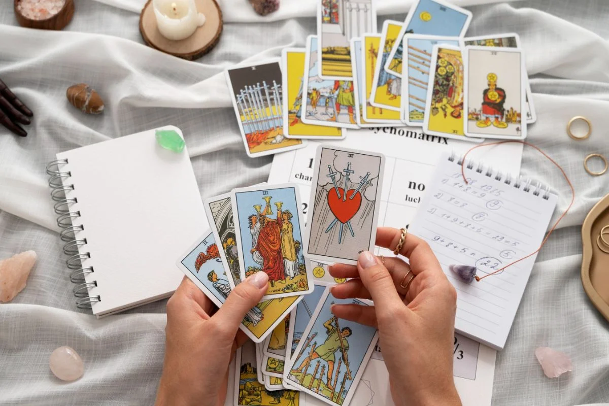 You are currently viewing Cara Membaca Tarot untuk Pemula, Seni dalam Refleksi Diri