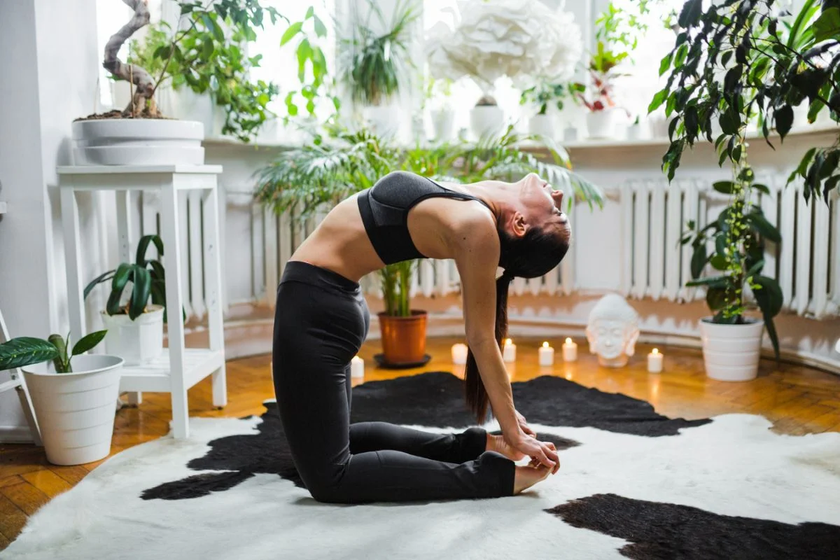 You are currently viewing Olahraga Mengecilkan Perut dengan Yoga: Panduan Pose Pilihan untuk Transformasi Anda