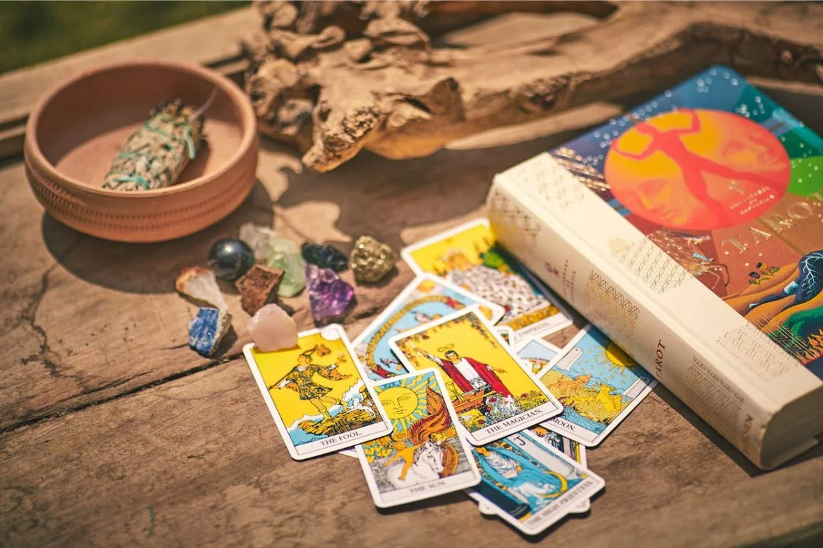 You are currently viewing Memahami Perbedaan Tarot dan Oracle Card untuk Panduan Spiritual Terbaik