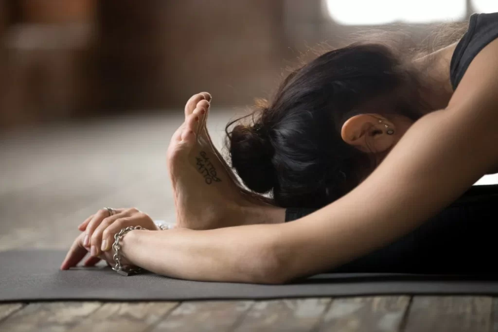 YOGA UNTUK KESEHATAN TULANG BELAKANG seated bench