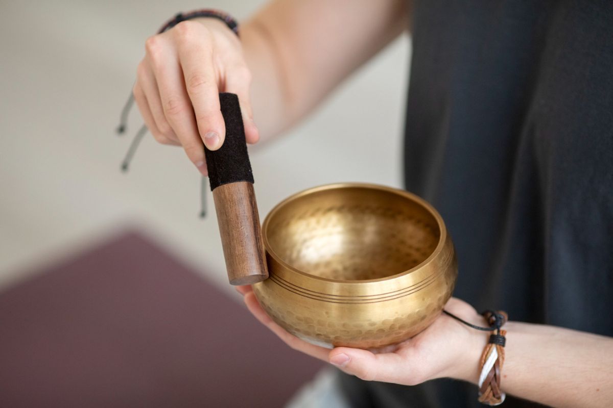 You are currently viewing Singing Bowl adalah Alat Musik Tradisional yang Bermanfaat untuk Terapi Kesehatan Holistik