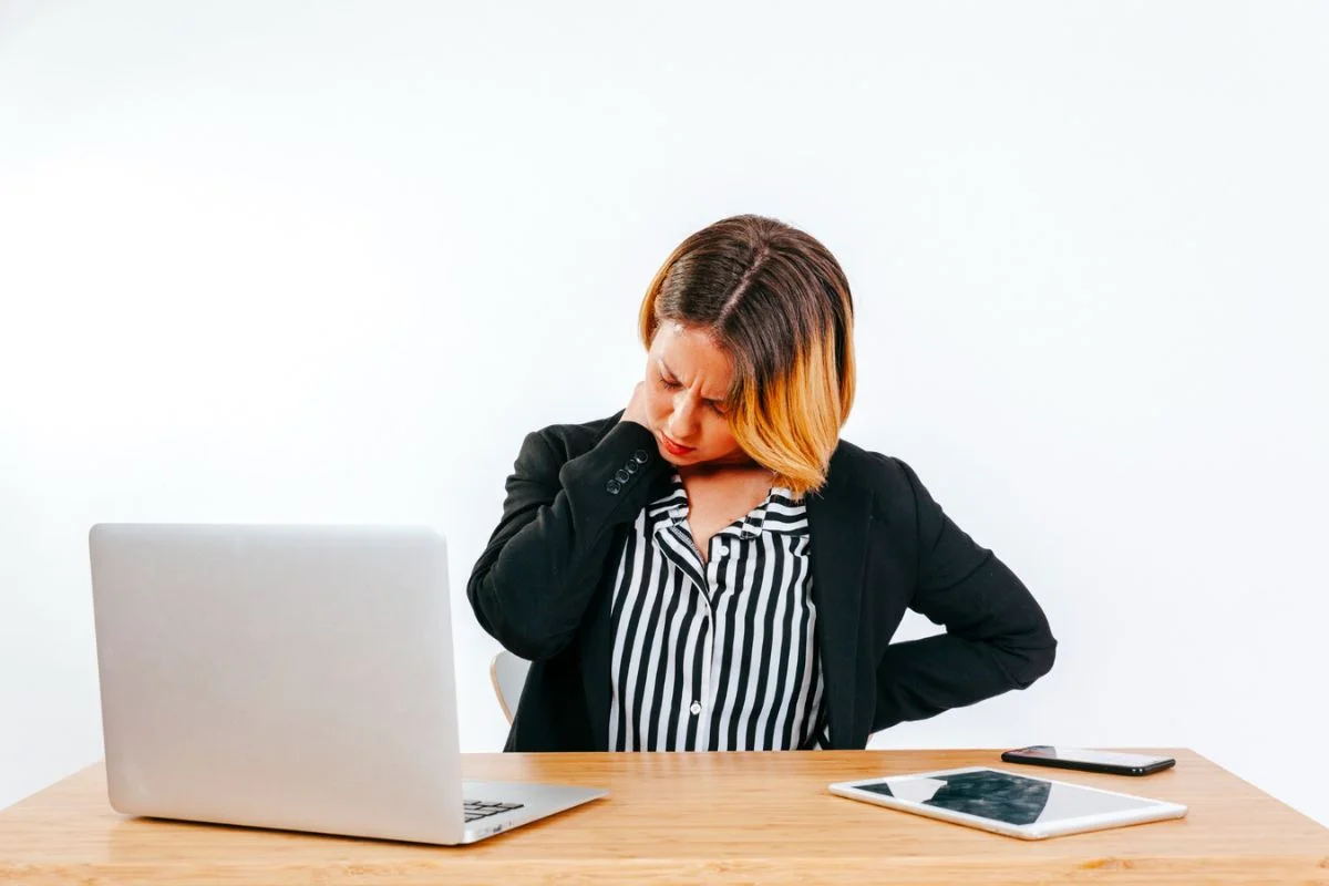 You are currently viewing Text Neck Syndrome sebagai Ancaman Kesehatan di Era Digital dan 5 Pose Yoga untuk Mengatasinya