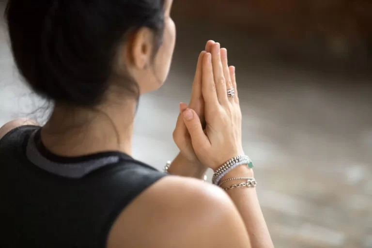 Read more about the article Lebih dari Sekadar Salam, Namaste dalam Yoga dapat Menciptakan Harmoni dalam Hidup