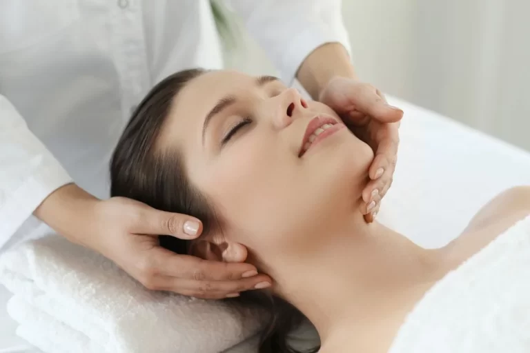 Read more about the article Mengenal Apa Itu Energetic Facelift yang Meremajakan Wajah Alami Tanpa Operasi atau Bahan Kimia