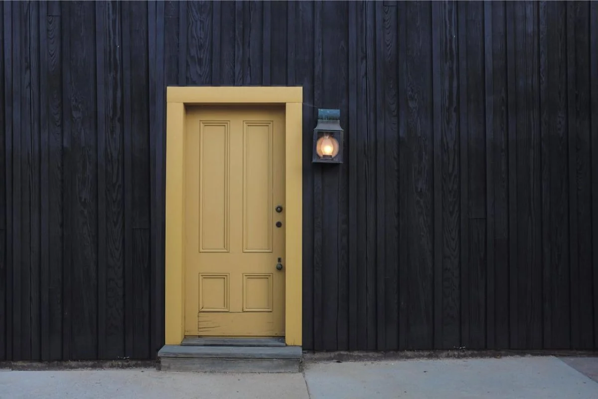 You are currently viewing 5 Cara Menata Posisi Pintu Rumah yang Baik Menurut Feng Shui untuk Kesejahteraan Penghuninya