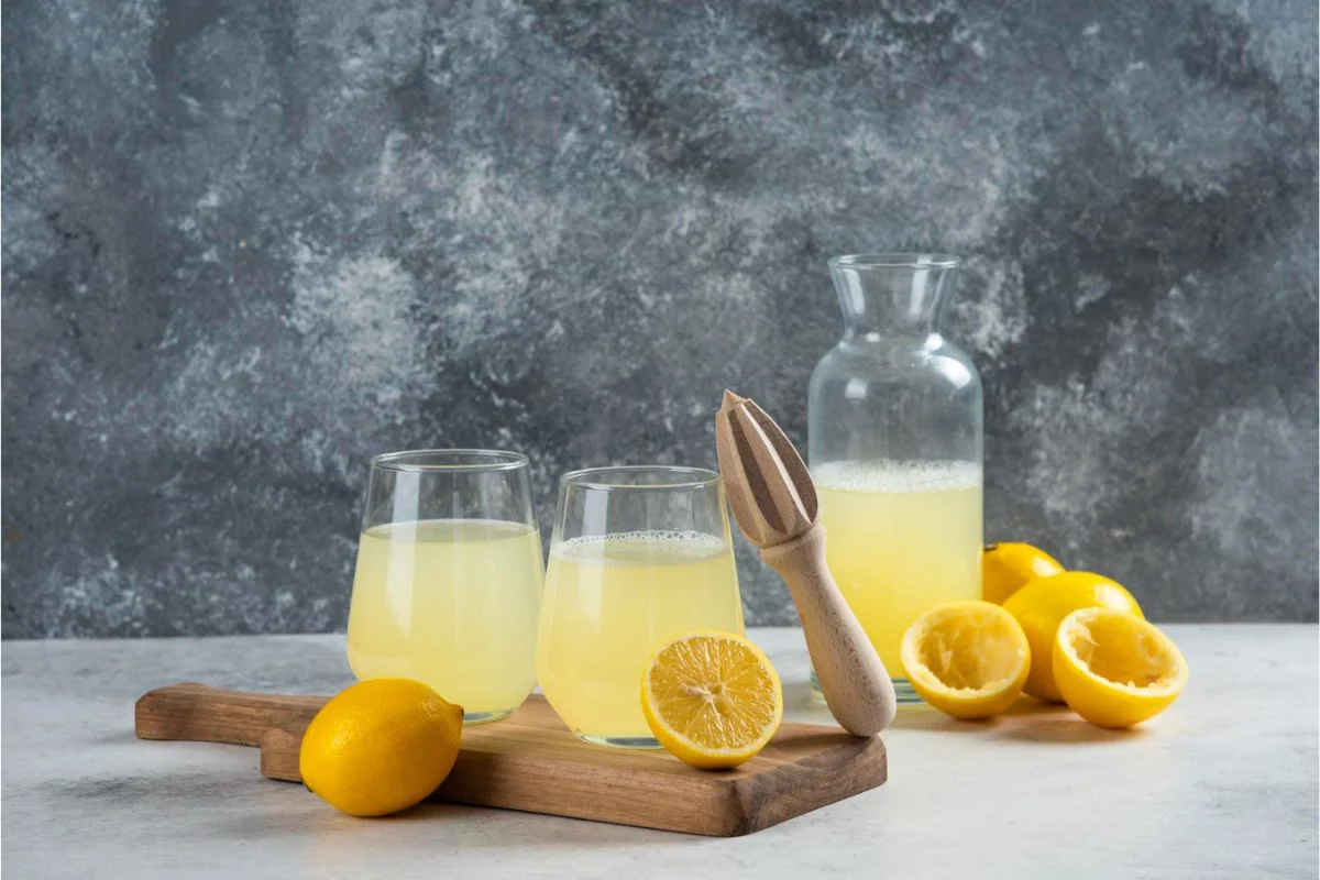 You are currently viewing Ketahui Perbedaan Manfaat Air Lemon yang Diminum pada Pagi dan Malam Hari