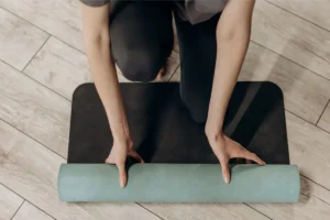 cara membersihkan yoga mat adalah