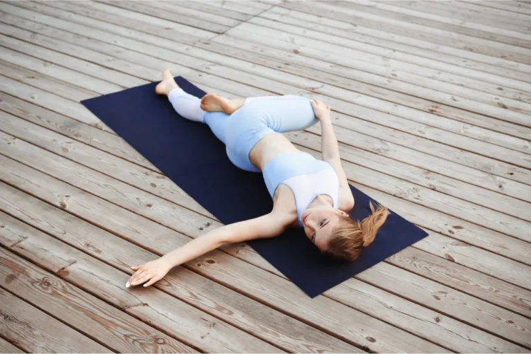 Read more about the article 5 Gerakan Yoga Sambil Rebahan, Bikin Mager Tetap Produktif