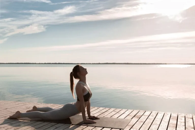 Read more about the article Mengenal Gerakan Yoga Surya Namaskara untuk Kekuatan dan Kesadaran Tubuh