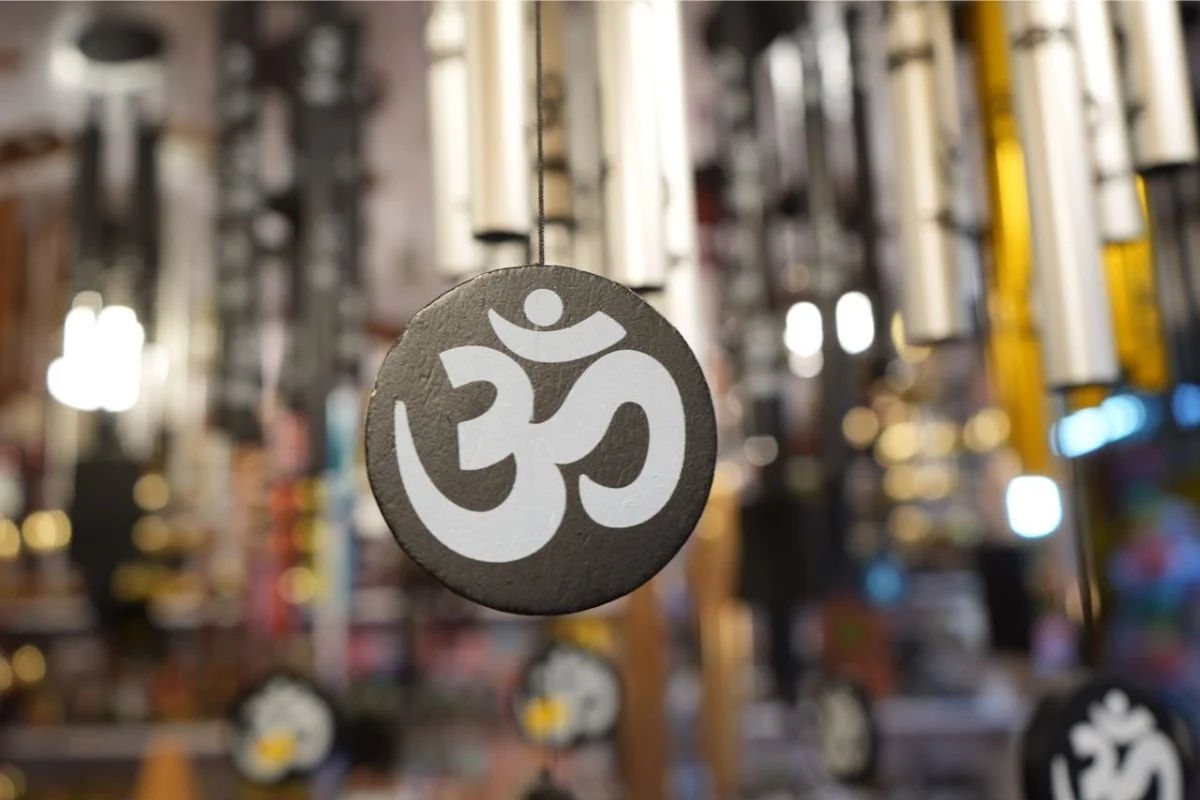 Read more about the article Memahami Makna Kata “Om”: Getaran Universal untuk Kedamaian dan Kesadaran Sehari-hari
