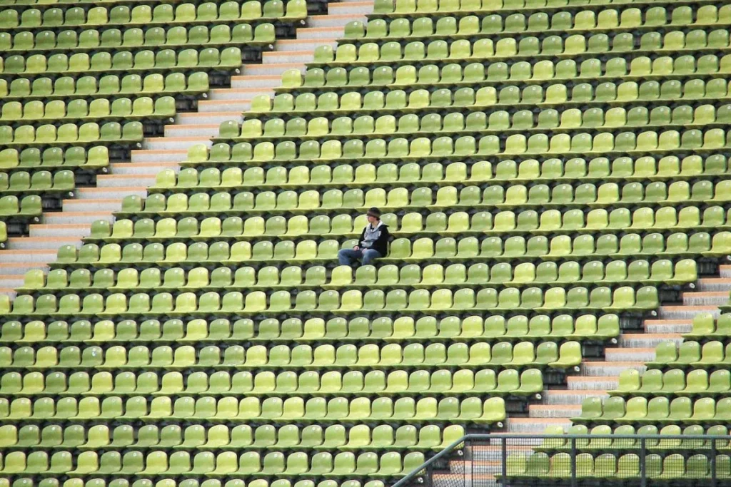 Kesepian di tengah keramaian