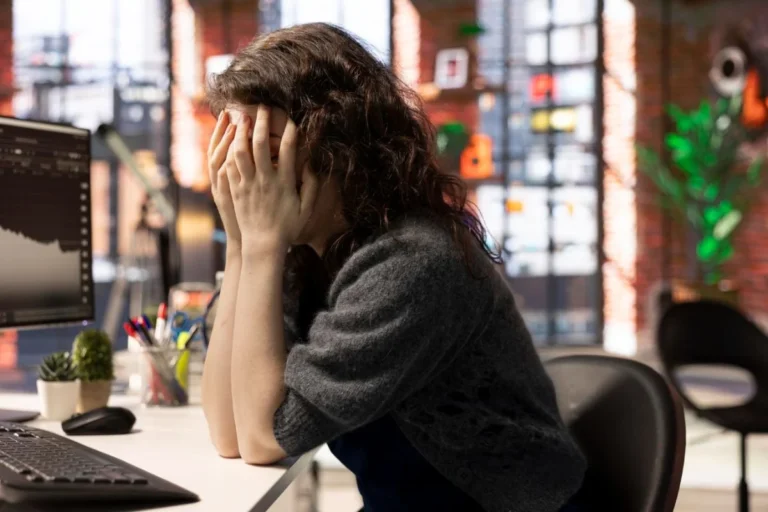 Read more about the article Mengatasi Stres di Tempat Kerja: Kenali Penyebab, Dampak, dan Solusinya