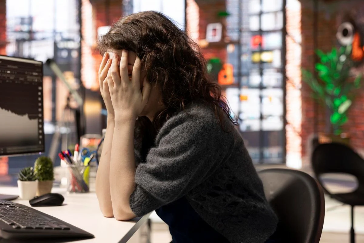 Read more about the article Mengatasi Stres di Tempat Kerja: Kenali Penyebab, Dampak, dan Solusinya