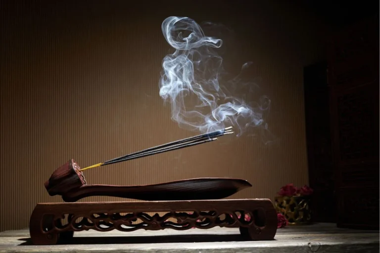 Read more about the article Apa Fungsi Dupa dalam Kehidupan Sehari-hari? Simak 7 Manfaat dan Cara Pakainya