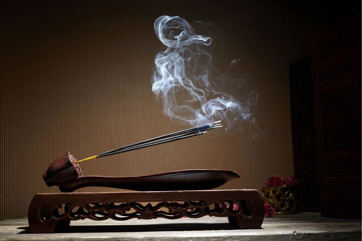 Read more about the article Apa Fungsi Dupa dalam Kehidupan Sehari-hari? Simak 7 Manfaat dan Cara Pakainya