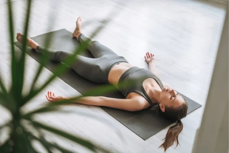 Read more about the article Savasana adalah Pose Yoga yang Manfaatnya Lebih dari Sekadar Berbaring