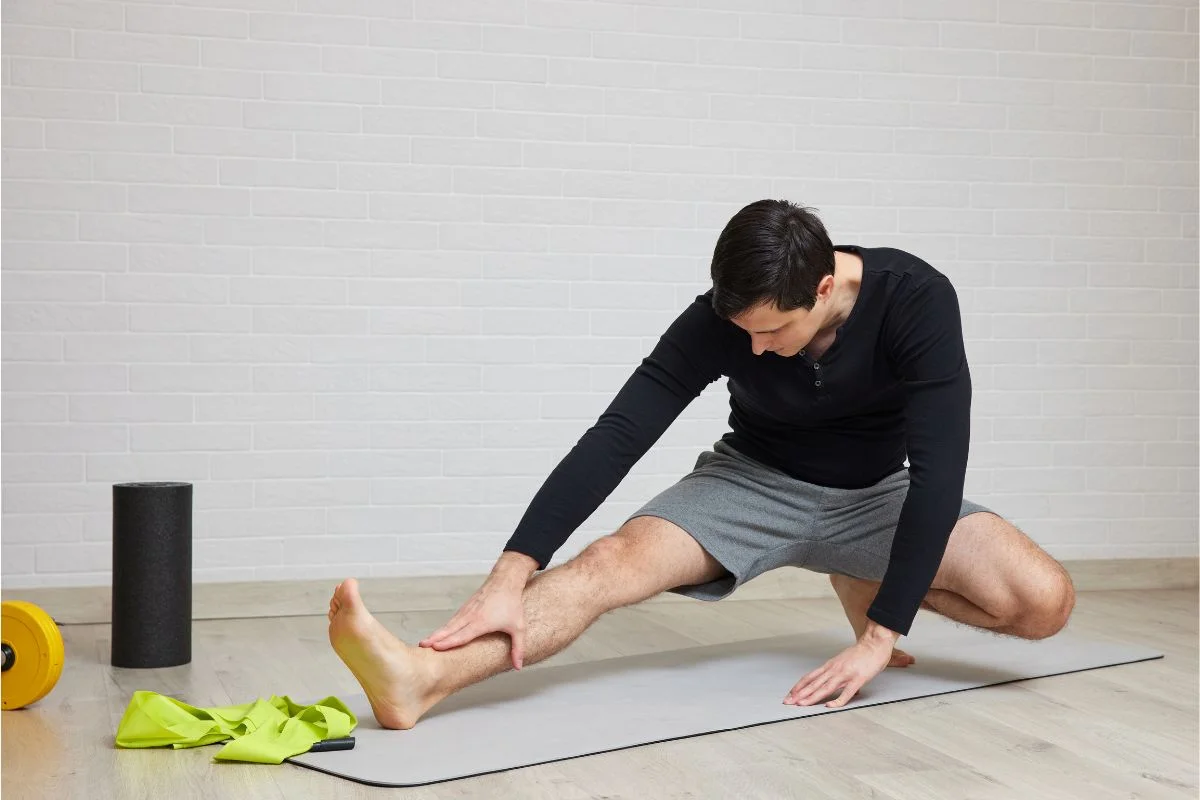 Read more about the article 7 Manfaat Yoga untuk Pria yang Membuat Tubuh Kuat, Fokus Tajam, dan Hidup Lebih Seimbang